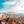 Überblick über die Tomorrowland Winter Crowd mit Bergen im Hintergrund und einem Drachen am Himmel.